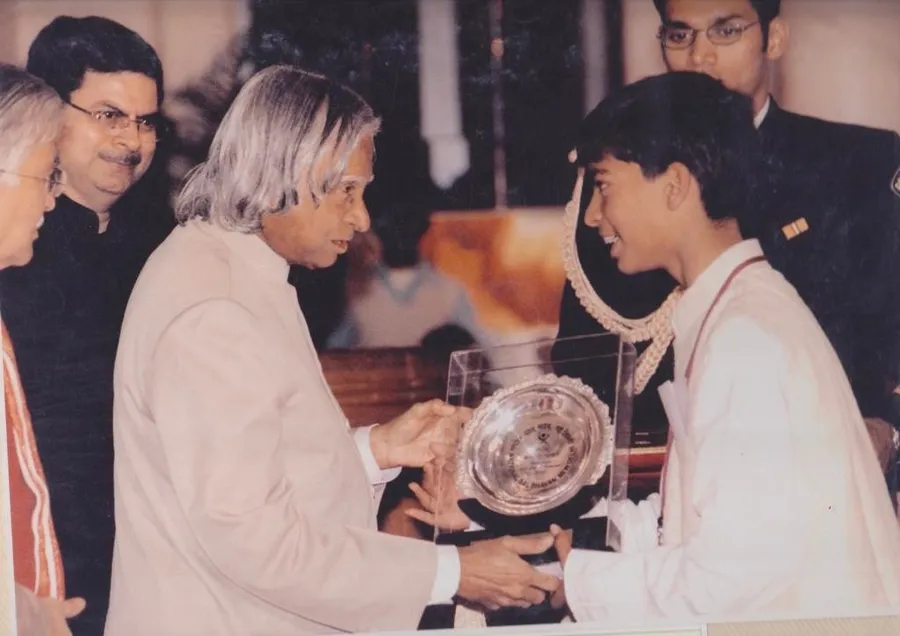 Praveen Kumar Gorakavi receiving the Balshree Award from President Dr. APJ Abdul Kalam
